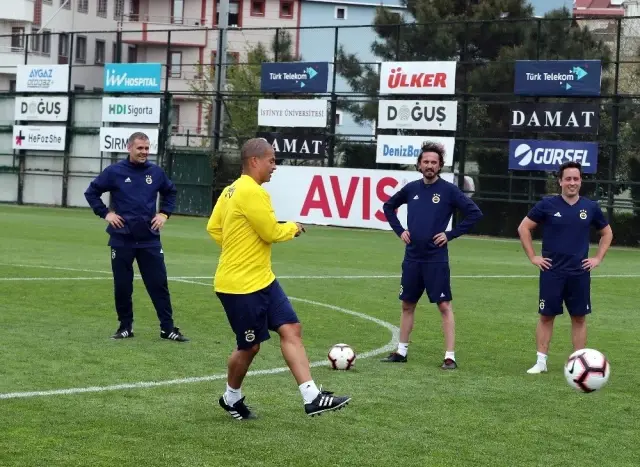 Fenerbahçeli Eski Futbolcular Maç Yaptı Fenerbahçeli Eski Futbolcular Maç Yaptı