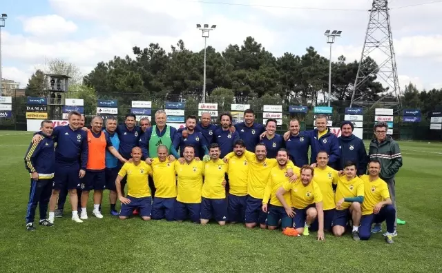 Fenerbahçeli Eski Futbolcular Maç Yaptı Fenerbahçeli Eski Futbolcular Maç Yaptı
