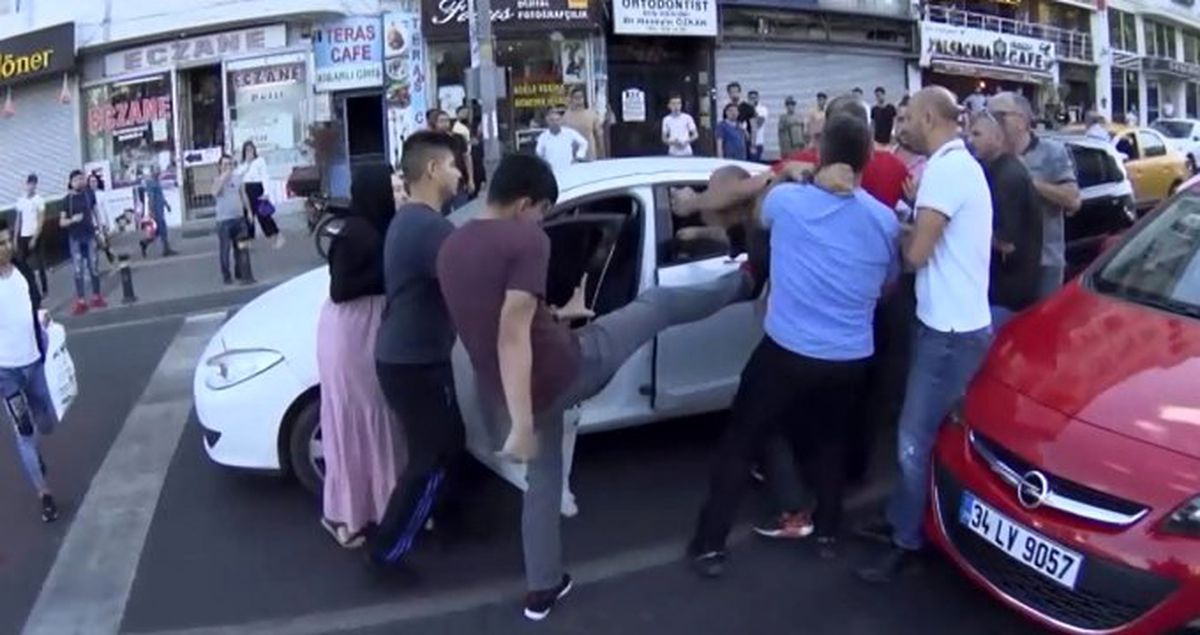 İstanbul'un Göbeğinde Dehşet! Yol Verme Tartışmasında Tekme Tokat Kavga Kamerada