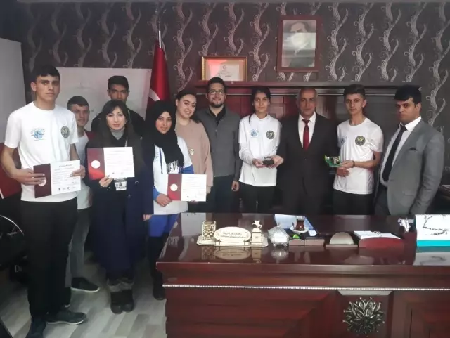Robot Tasarlayan Öğrencilerden Başkan Ensari'ye Ziyaret Robot Tasarlayan Öğrencilerden Başkan Ensari'ye Ziyaret