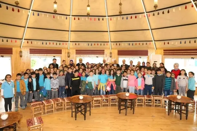 Başkan Söğüt Öğrencilerle Bir Araya Geldi Başkan Söğüt Öğrencilerle Bir Araya Geldi