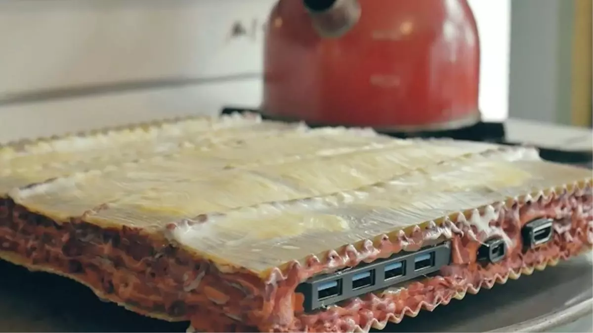 Bir Youtuber, 'Lazanyalı' Dizüstü Bilgisayar Yaptı (Video)