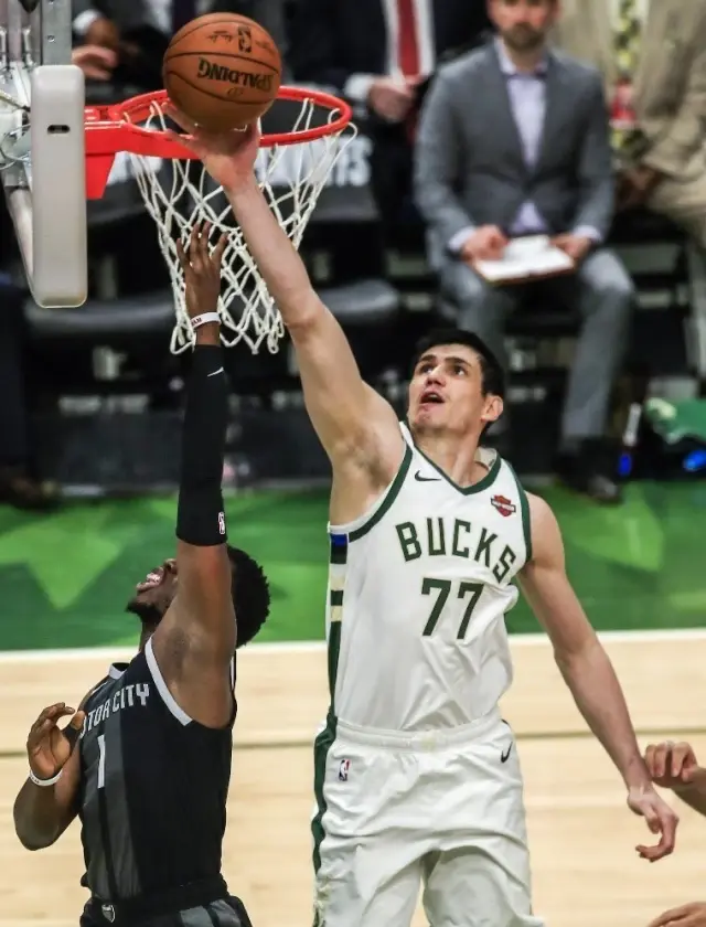 Ersan'lı Milwaukee, Detroit'e Karşı 2-0 Öne Geçti