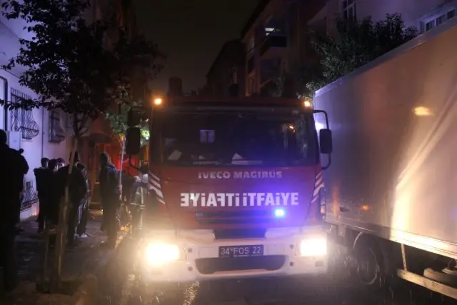 İtfaiyeden Kedi ve Yavrularına Şefkat Eli