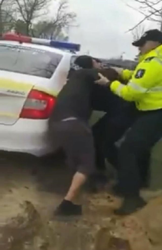 Sarhoş Şoför, Kendisini Gözaltına Almak İsteyen Polisin Parmağını 9 Dakika Boyunca Isırdı