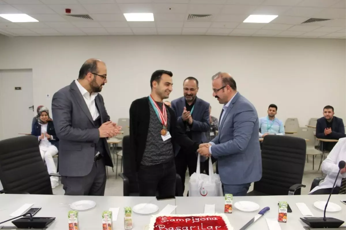 Tek Kolu ile Yüzme Şampiyonu Oldu