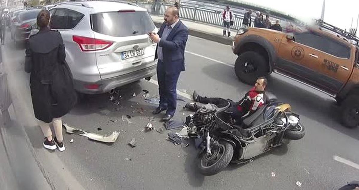 Zincirleme Kazada Yaralanan Motosiklet Sürücüsü, Yolda Yardım Bekledi