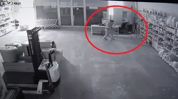 5 Dakikada 5 Bin TL'lik Sigara ve Bin 500 TL Para Çalıp Kaçtılar