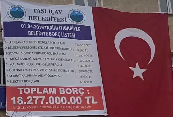AK Parti'li Başkan, Borç Listesini Belediye Binasına Astırdı