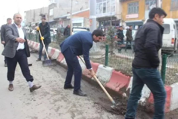 AK Parti'li Başkan, Borç Listesini Belediye Binasına Astırdı