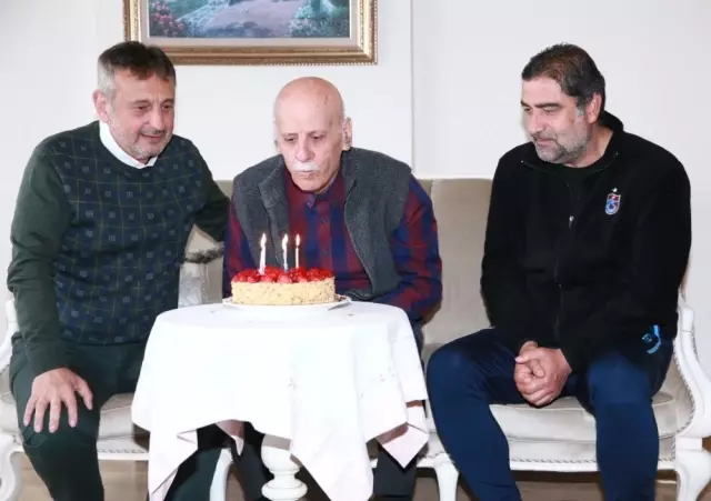 Efsane Teknik Direktör Özyazıcı'ya Sürpriz Doğum Günü Kutlaması Efsane Teknik Direktör Özyazıcı'ya Sürpriz Doğum Günü Kutlaması