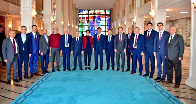 İmamoğlu ile Bir Ortaya Gelen CHP'li Belediye Liderleri AK Parti Sıralarında Oturdu