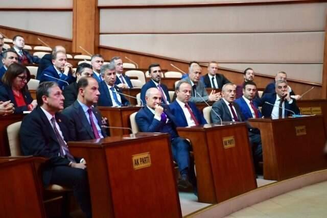 İmamoğlu ile Bir Ortaya Gelen CHP'li Belediye Liderleri AK Parti Sıralarında Oturdu