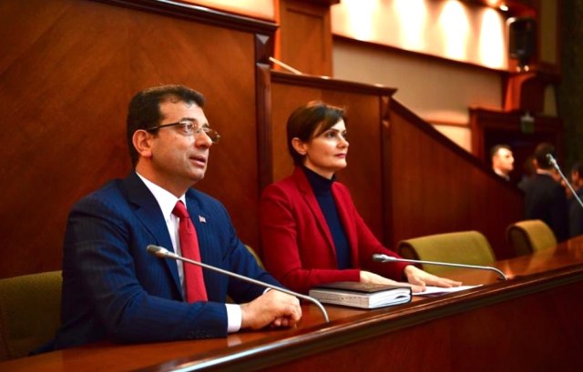 İmamoğlu ile Bir Ortaya Gelen CHP'li Belediye Liderleri AK Parti Sıralarında Oturdu
