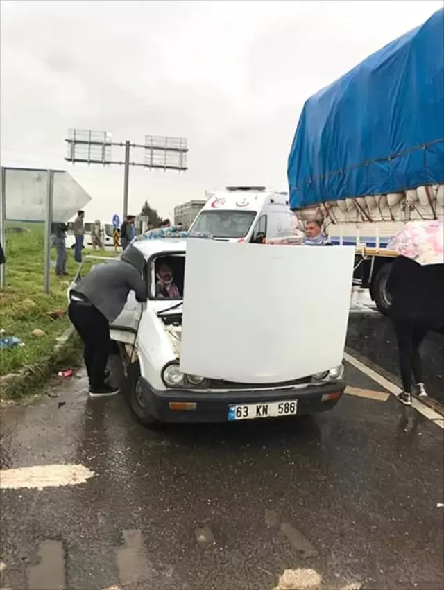 Şanlıurfa'da Otomobil, Kamyonla Çarpıştı: 5 Yaralı