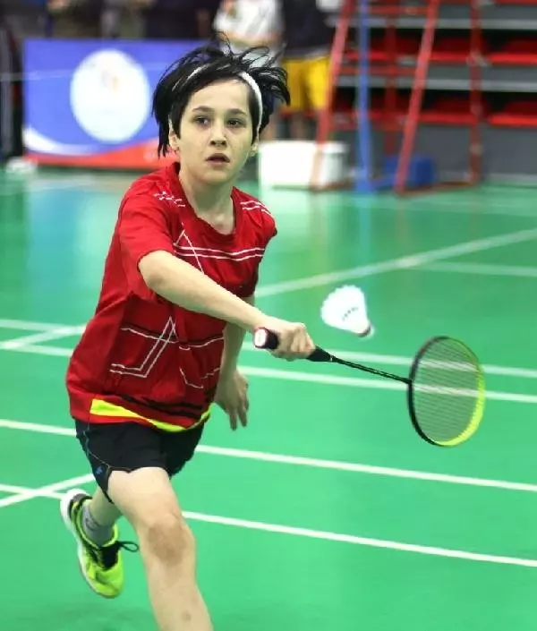15 Yaş Altı Türkiye Badminton Şampiyonası Sürüyor