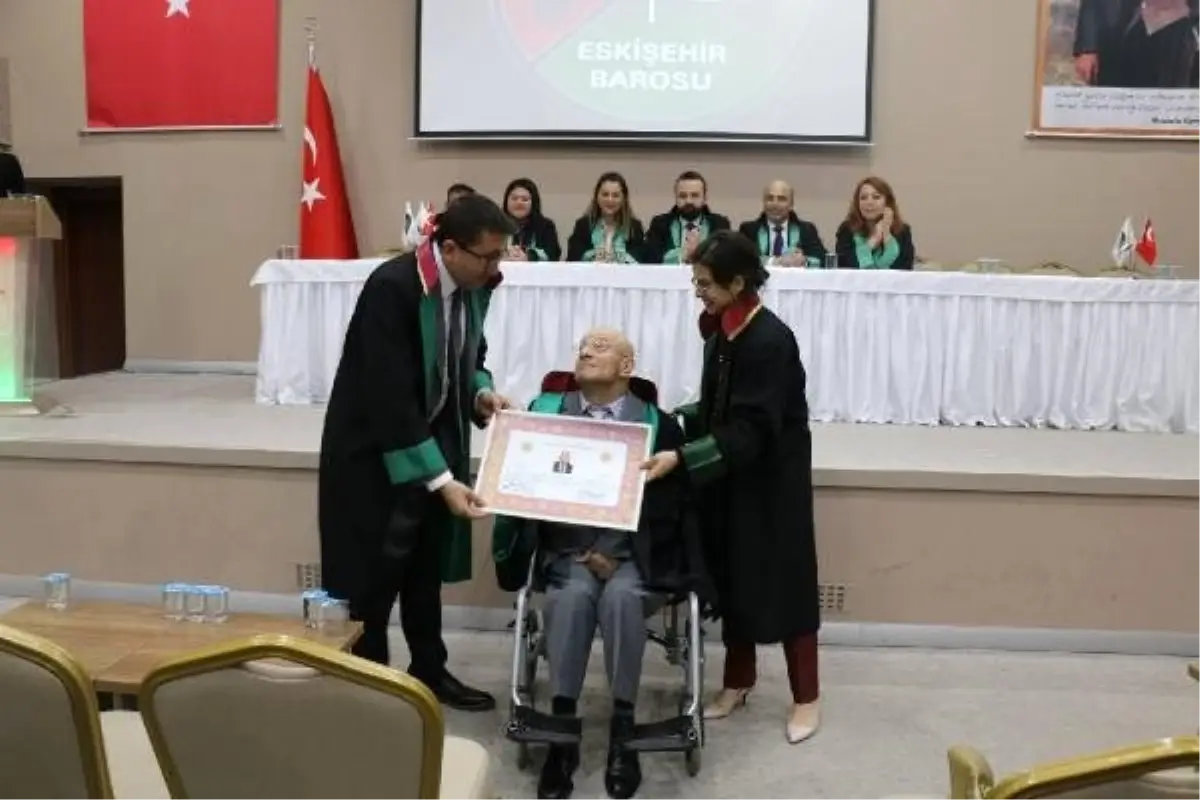 52 Yaşında Avukat Oldu