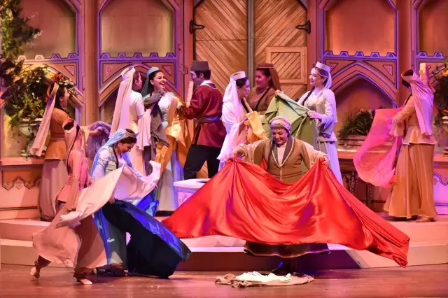Arşın Mal Alan Opereti' Mersin'de Sahnelendi Arşın Mal Alan Opereti' Mersin'de Sahnelendi