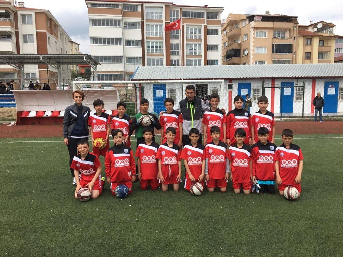 Bilecik'te Küçükler Futbol İl Birincisi Osmangazi Ortaokulu Oldu