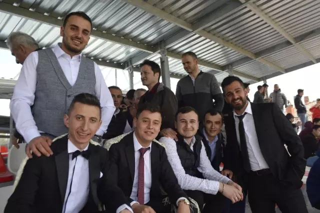 Damat Düğünden Hemen Sonra Maça Geldi