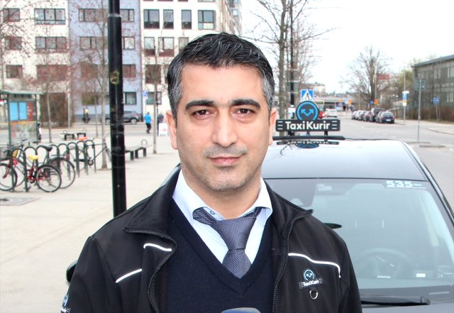 Kredi Kartını Müşterisine Veren Türk Taksici, İsveç'te Kahraman Oldu