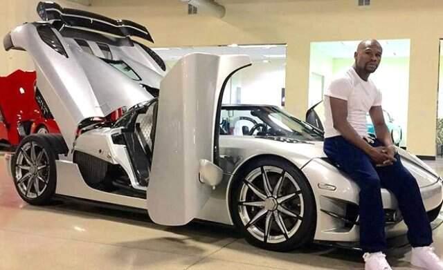 Mayweather, 11 Kiloluk Altın Zincirleriyle Maçı İzledi