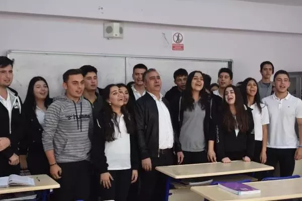 Öğretmenlerinin Bestesini Hep Bir Ağızdan Seslendirdiler