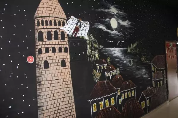 Okul Koridorunu Uzay Boşluğuna Çevirdiler