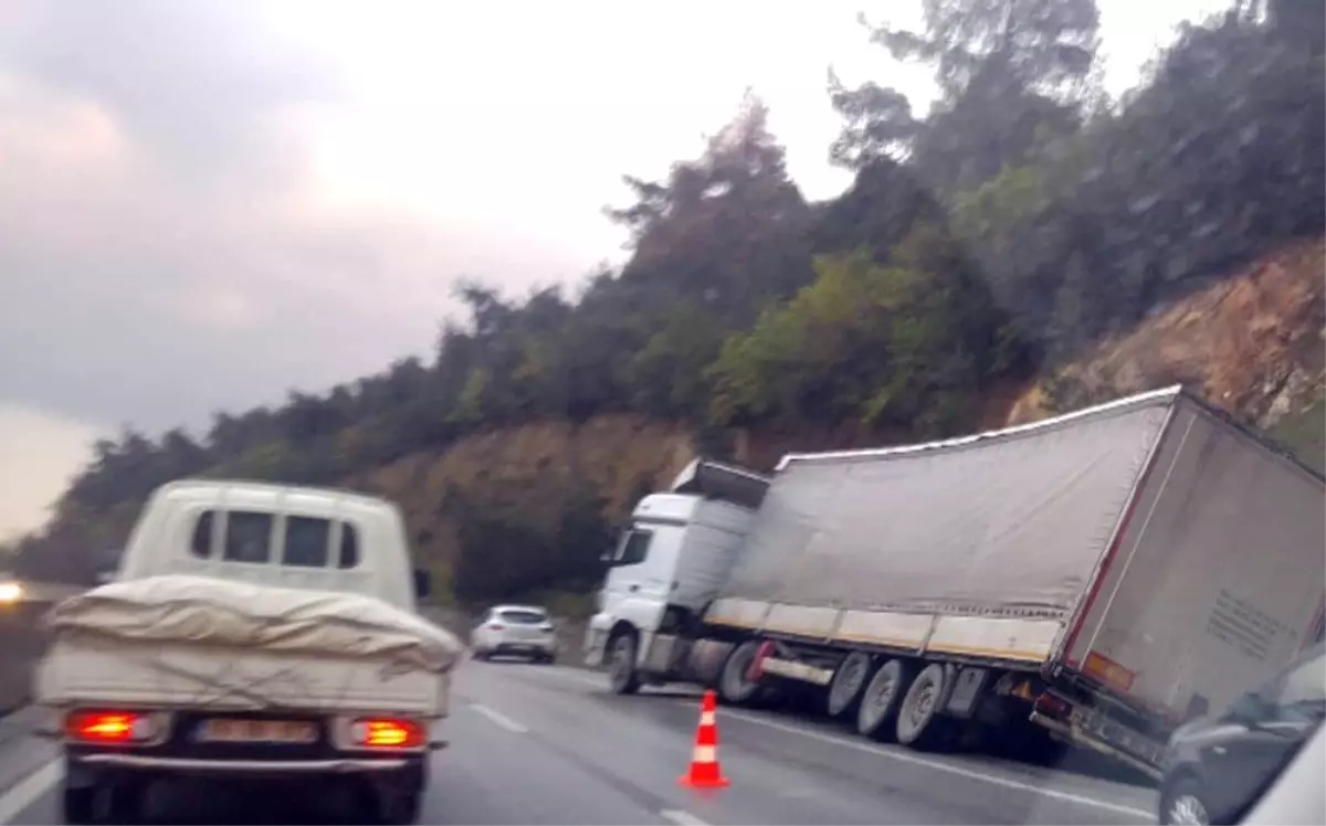 Tır Kazası Trafiği Kitledi