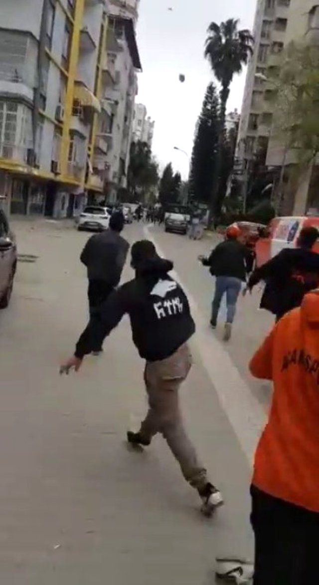 Adana'da Derbi Öncesi Taraftarlar Birbirlerine Saldırdı