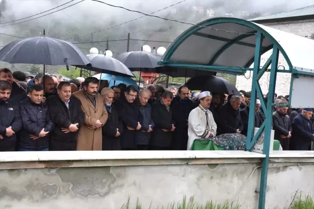 AK Parti Trabzon İl Başkanı Revi'nin Acı Günü AK Parti Trabzon İl Başkanı Revi'nin Acı Günü