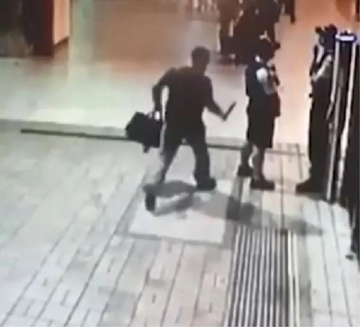 Avustralya'da Polise Bıçaklı Saldırı Güvenlik Kamerasında