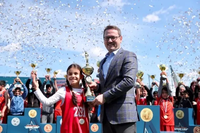 Başakşehir Spor Ligi'nde Kupa Coşkusu