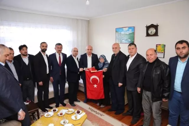 Başkan Bıyık, Şehit Ailelerine Türk Bayrağı Hediye Etti