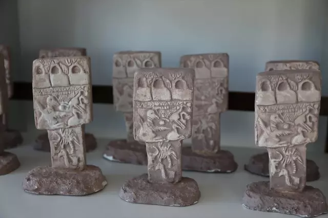 Göbeklitepe'den İlham Aldığı Minyatür Taşları Dünyaya Pazarlıyor Göbeklitepe'den İlham Aldığı Minyatür Taşları Dünyaya Pazarlıyor