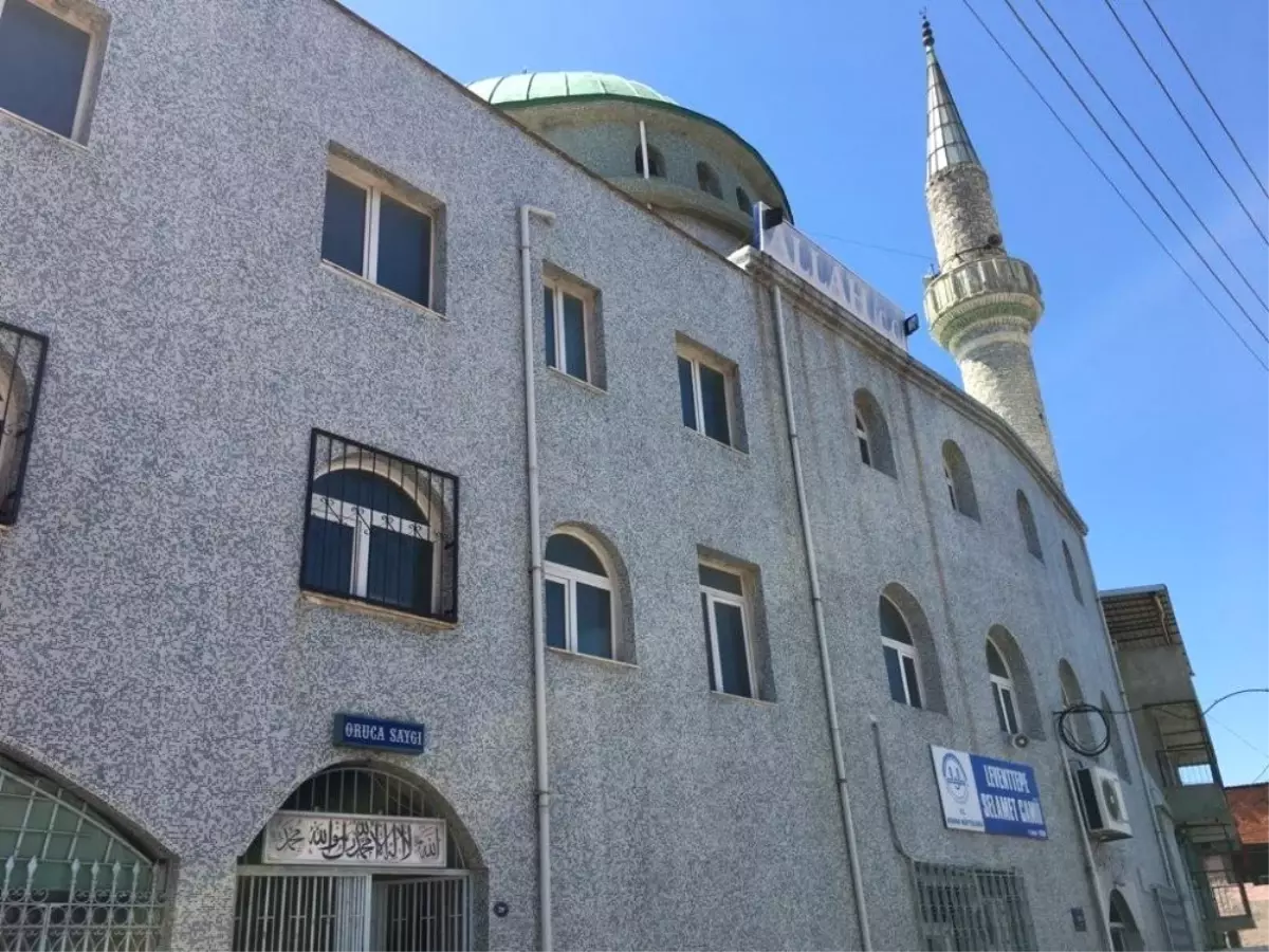 İzmir'de Gece Yarısı Ezan Okundu, Mahalleli Şoke Oldu