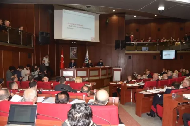İzmit'te Yeni Dönemin İlk Meclis Toplantısı Yapıldı İzmit'te Yeni Dönemin İlk Meclis Toplantısı Yapıldı