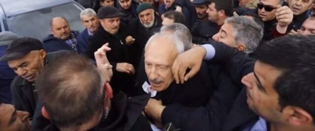Kimliği Belirsiz Kadın, Şehit Cenazesinde Kılıçdaroğlu'na Seccade ile Saldırdı