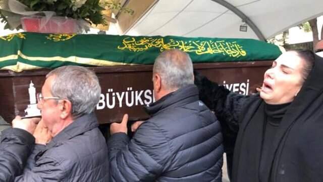 Müzikçi Tuğba Özerk, 40 Gün Evvel Kaybettiği Babası İçin Türkü Okudu