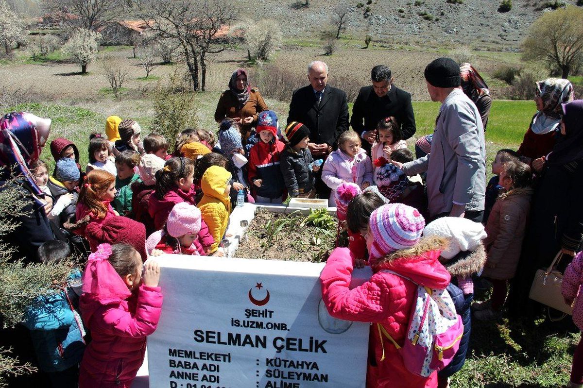 4-6 Yaş Kur'an Kursu Öğrencileri, Şehit Selman Çelik'in Kabrini Ziyaret Etti
