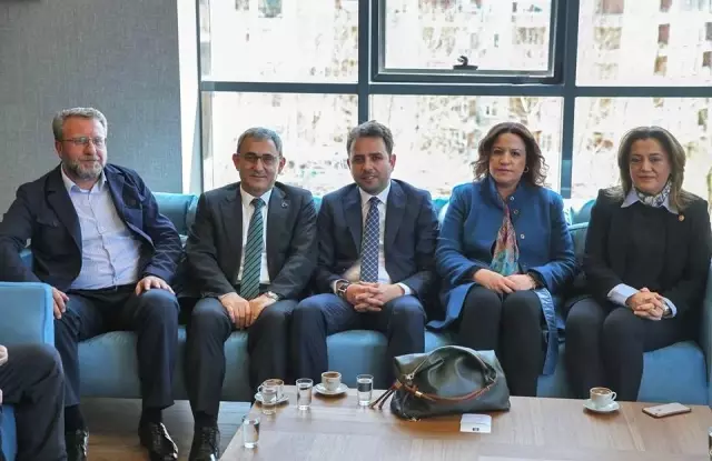 AK Parti'den Başkan Işık'a Tebrik Ziyareti AK Parti'den Başkan Işık'a Tebrik Ziyareti
