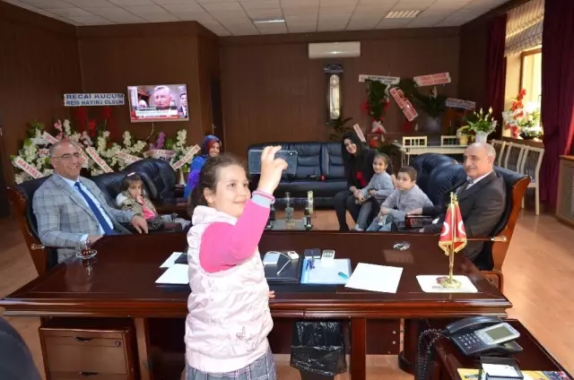 Çocuk Başkan, Makama Oturdu Vekili Aradı Çocuk Başkan, Makama Oturdu Vekili Aradı