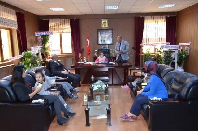 Çocuk Başkan, Makama Oturdu Vekili Aradı Çocuk Başkan, Makama Oturdu Vekili Aradı