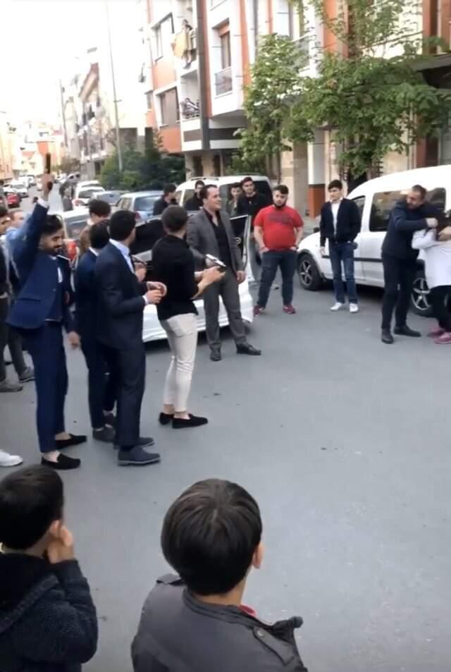 Düğün Magandaları, Çocukların Gözü Önünde Havaya Ateş Açtı