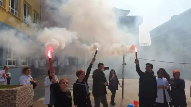 Kanseri Yenerek Okula Dönen Öğretmene Sürpriz Karşılama Kanseri Yenerek Okula Dönen Öğretmene Sürpriz Karşılama