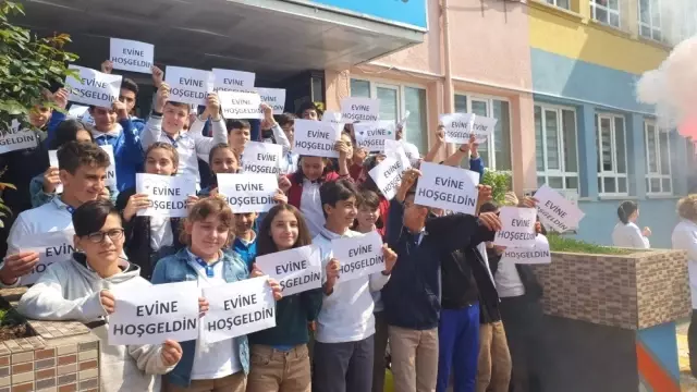 Kanseri Yenerek Okula Dönen Öğretmene Sürpriz Karşılama Kanseri Yenerek Okula Dönen Öğretmene Sürpriz Karşılama