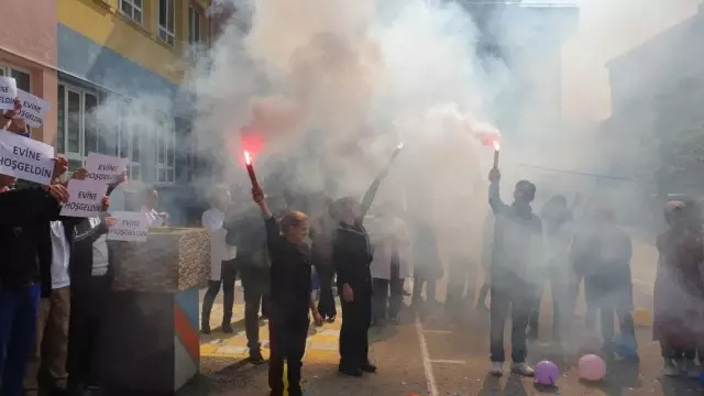 Kanseri Yenerek Okula Dönen Öğretmene Sürpriz Karşılama Kanseri Yenerek Okula Dönen Öğretmene Sürpriz Karşılama