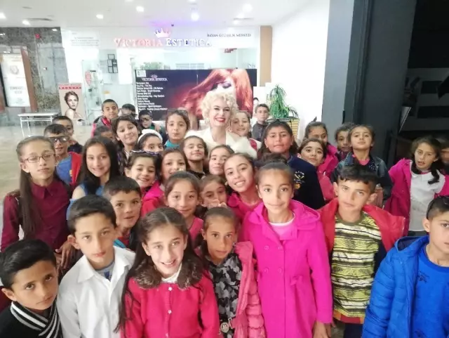 Mardinli Marilyn Monroe'dan Çocuklara 23 Nisan Sürprizi Mardinli Marilyn Monroe'dan Çocuklara 23 Nisan Sürprizi