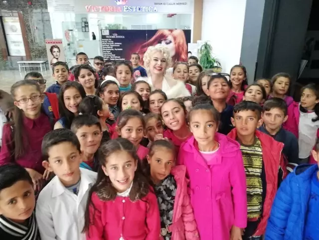 Mardinli Marilyn Monroe'dan Çocuklara 23 Nisan Sürprizi Mardinli Marilyn Monroe'dan Çocuklara 23 Nisan Sürprizi