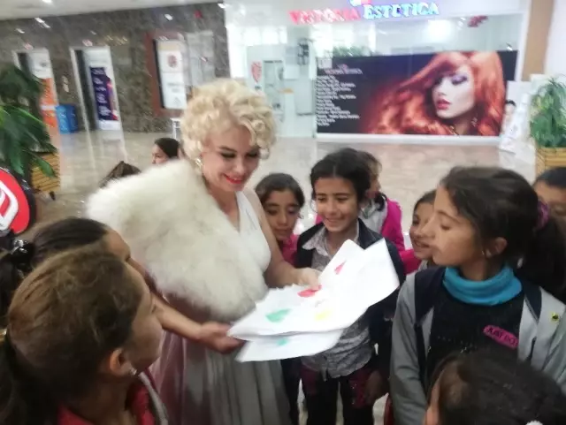 Mardinli Marilyn Monroe'dan Çocuklara 23 Nisan Sürprizi Mardinli Marilyn Monroe'dan Çocuklara 23 Nisan Sürprizi